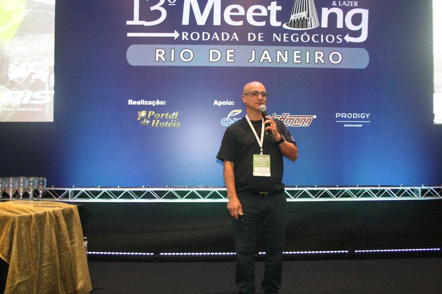 Carlos Silva, da Coris Seguro Viagens, explanando sobre as vantagens do seu produto para o meio corporativo;