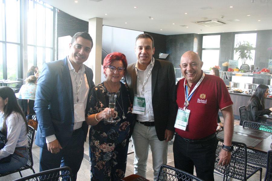 Elza Wolcoff, juntamente com Felipe Fernando Oliveira e Renato Cunha, do Windsor Hotis e Luciano Von Bloedau, do Bristol Hotis.