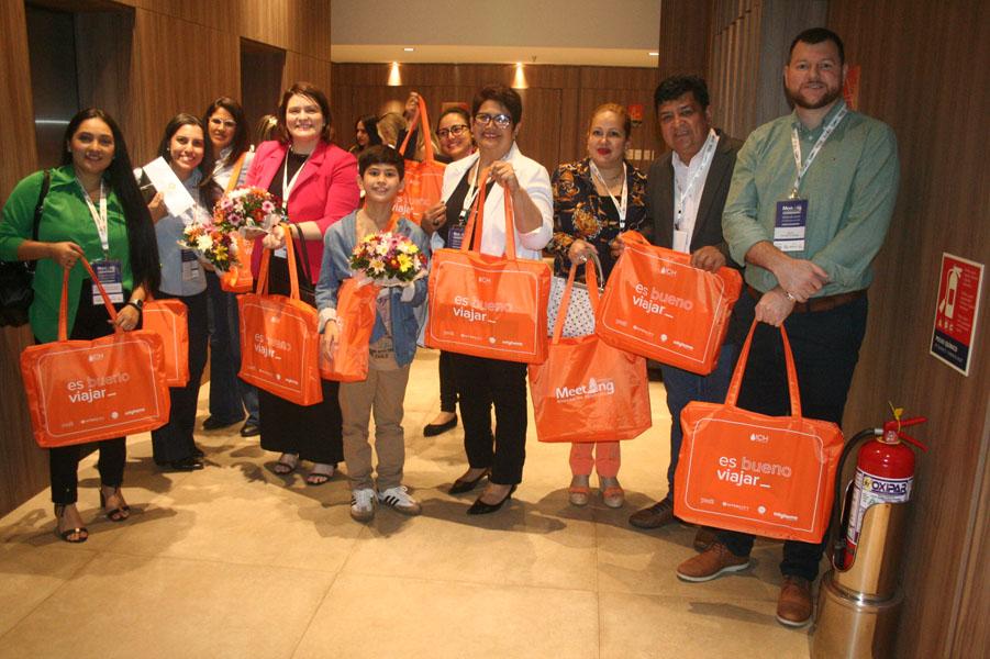 Flagrante dos participantes com a bolsa entregue no evento, desta feita patrocinada pela Intercity Hotels