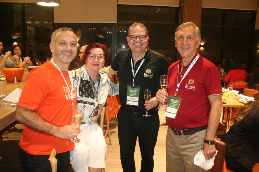 Elza Wolcoff, ao lado de Diego Lando, do Intercity Hotels e Vagner Rodrigues e Paulo Brazil, ambos dos Hotis Bristol